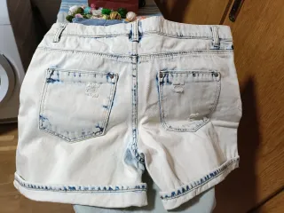 Pantalón corto vaquero desgastado