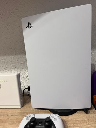 PlayStation 5 (PS5) Blanca con un mando y juego
