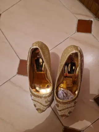 Zapatos joya dorados con perlas