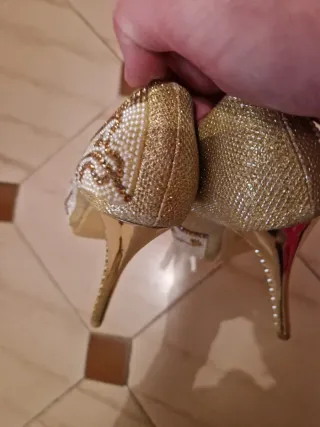 Zapatos joya dorados con perlas