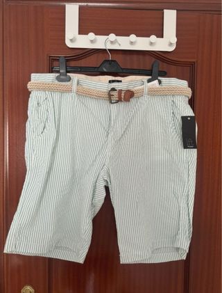 Pantalón corto de rayas verdes y blancas.