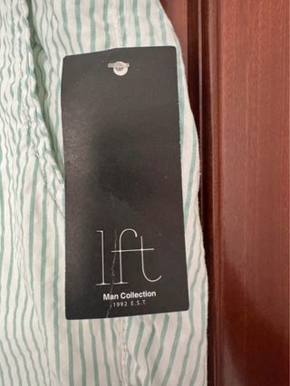 Pantalón corto de rayas verdes y blancas.