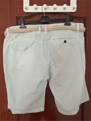Pantalón corto de rayas verdes y blancas.