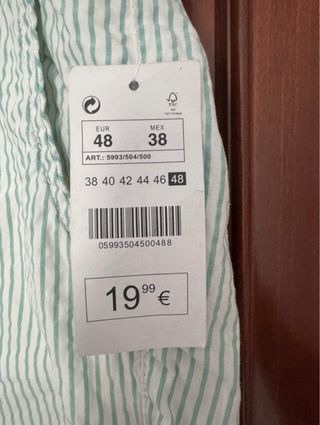 Pantalón corto de rayas verdes y blancas.