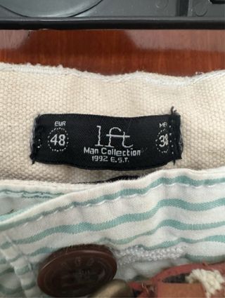 Pantalón corto de rayas verdes y blancas.