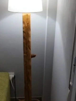 Lámpara de pie de madera rústica
