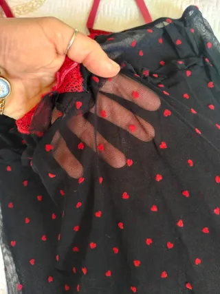 Negligé nero con cuoricini rossi