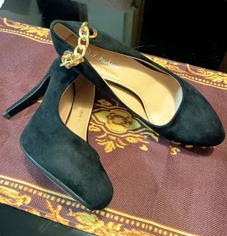 Zapatos tacón negros con cadena dorada