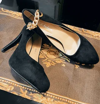 Zapatos tacón negros con cadena dorada