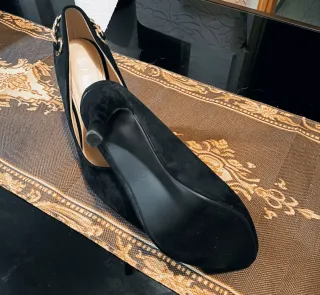 Zapatos tacón negros con cadena dorada