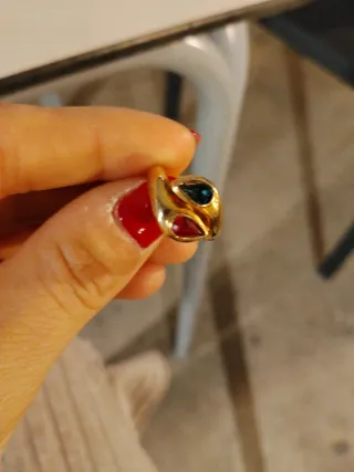 Anillo chapado en oro con piedras