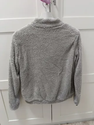 Sudadera gris con cremallera y bolsillo