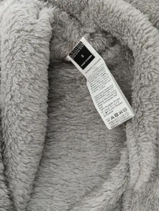 Sudadera gris con cremallera y bolsillo