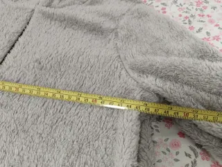 Sudadera gris con cremallera y bolsillo