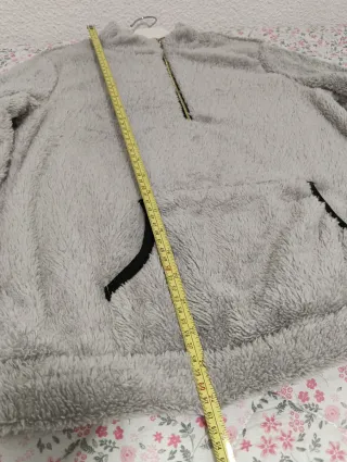 Sudadera gris con cremallera y bolsillo