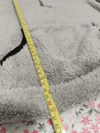 Sudadera gris con cremallera y bolsillo