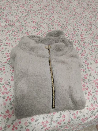 Sudadera gris con cremallera y bolsillo