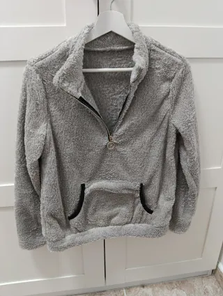 Sudadera gris con cremallera y bolsillo