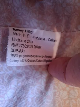 Bolso Tommy Hilfiger Gris con Detalles Dorados