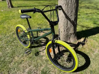 Bicicleta BMX Verde con Ruedas Amarillas+Casco