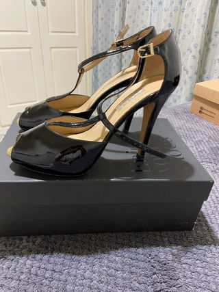 Zapatos de charol negros tacón alto marca Lodi