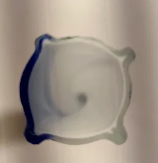 Jarrón retorcido azul y blanco de cristal