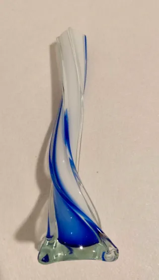Jarrón retorcido azul y blanco de cristal