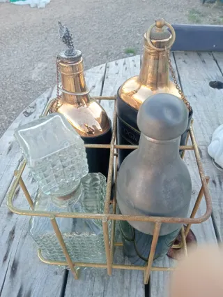 Botellero vintage con 4 bottiglie antiche