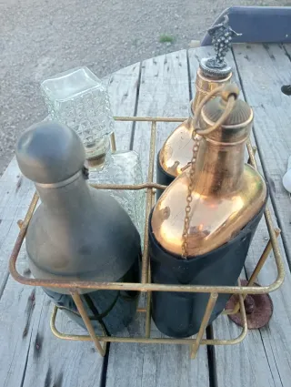 Botellero vintage con 4 bottiglie antiche