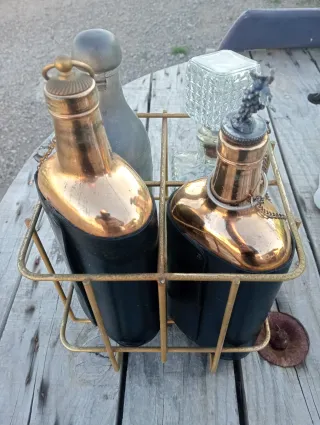 Botellero vintage con 4 bottiglie antiche