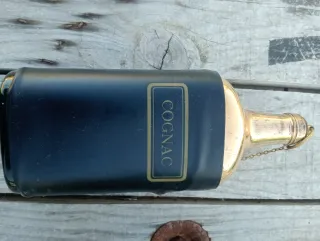 Botellero vintage con 4 bottiglie antiche