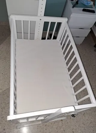 Cuna de bebé blanca con colchon