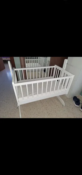 Cuna de bebé blanca con colchon