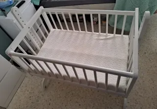Cuna de bebé blanca con colchon