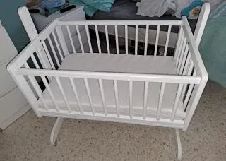 Cuna de bebé blanca con colchon
