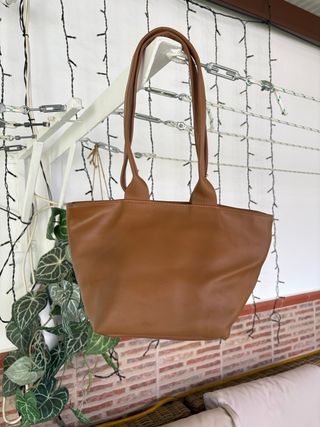 Bolso de mano marrón con cremallera