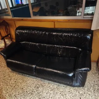 Sofá Piel Negro diseño atemporal seminuevo chester