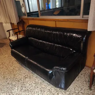 Sofá Piel Negro diseño atemporal seminuevo chester