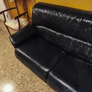 Sofá Piel Negro diseño atemporal seminuevo chester