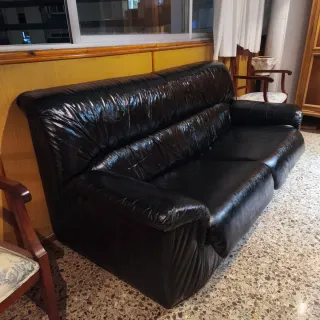Sofá Piel Negro diseño atemporal seminuevo chester