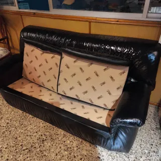 Sofá Piel Negro diseño atemporal seminuevo chester
