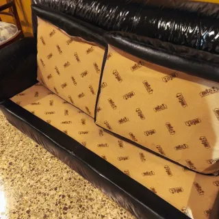 Sofá Piel Negro diseño atemporal seminuevo chester