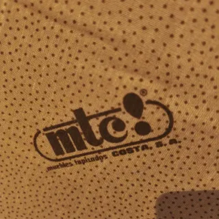 Sofá Piel Negro diseño atemporal seminuevo chester