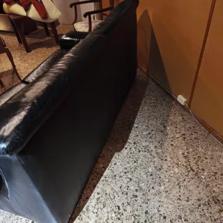 Sofá Piel Negro diseño atemporal seminuevo chester