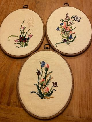 Set di 3 quadri ricamati con fiori e farfalle