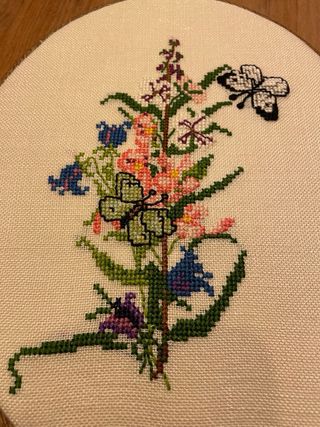 Set di 3 quadri ricamati con fiori e farfalle