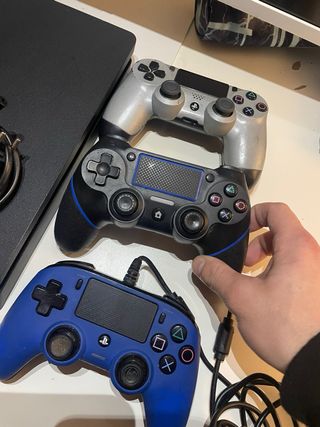 PS4 (PlayStation 4) con 3 controller