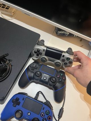 PS4 (PlayStation 4) con 3 controller