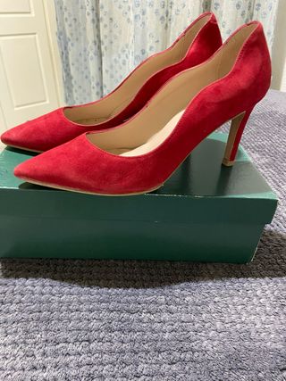 Zapatos de piel de color rojo en ante El Rayo