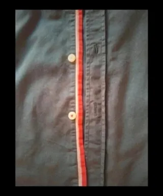 Camisa azul marino de El Ganso.